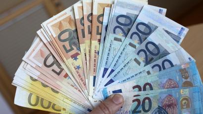 Bild: Bernd Wüstneck/dpa
Sichergestelltes Falschgeld wird bei einem Pressetermin der Bundesbank präsentiert. 2023 registrierte das Bundeskriminalamt einen Anstieg der Falschgeldkriminalität.