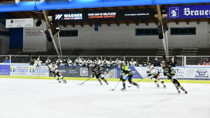 Bild: SignaLight
In der Schlussphase der Partie des ERSC Amberg gegen Schongau war die Tribüne hinter den Spielerbänken leer. Die Schiedsrichter hatten die Räumung veranlasst.