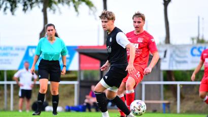 Bild: Thomas Schrems
Felix Fux (rechts) hat den TSV Waldershof durch wichtige Tore beim FC Tirschenreuth und zuletzt in Marktleuthen an die Tabellenspitze geschossen.