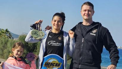 Bild: Sofia Kilic
Die erfolgreichen Kickboxerinnen Mila Wurster und Jenny Wurster (von links) mit Coach Erich Aul.