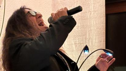 Bild: san
Voller Einsatz in Amberg: Winterkönig-Hauptdarsteller Andy Kuntz trat, begleitet von Pianist Martin Preiser, im "Konventum" in Amberg bei zwei "Hautnah"-Konzerten in Amberg auf und begeisterte jeweils vor kleinem Publikum mit Rock- und Popballaden, aber auch Stücken aus dem Amberger Stadtschauspiel.