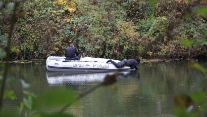Bild: Konrad Jedelhauser
Die Polizei setzt bei der Suche nach der Vermissten auf ein Sonar-Gerät: Damit können sie den Grund des Gewässers absuchen.