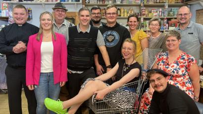 Bild: Emilia Langer/exb
Stefan Pronath, Marina Schmidt, Peter Müller, Christian Baumann, Matthias Ziegelmeier, Kilian Plank, Verena Koch, Franziska Meier, Angelika Breitschaft, Jonas Strunk, Simone Schönberger und Gerald Plank (von links) spielen die ländliche Komödie "Chaos im Laden".