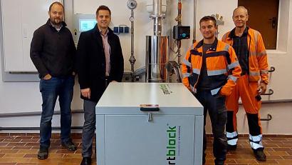 Bild: Stadt Oberviechtach/exb
Bürgermeister Rudolf Teplitzky (Zweiter von links) und Stefan Pronold vom Bauamt nehmen das neu eingebaute Blockheizkraftwerk in der Kläranlage Oberviechtach zusammen mit dem lärwärter-Team Josef Kühner (von rechts) und Thomas Ebnet in Augenschein.