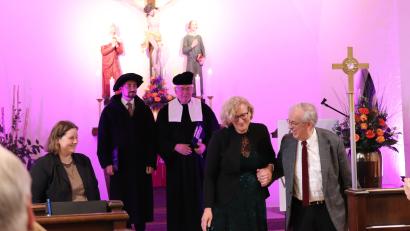 Bild: cog
Philipp Melanchthon (Pfarrer Stefan Fischer) und Erasmus von Rotterdam (ehemaliger theologischer Referent des EBW, hinten von links) lassen sich von der EBW-Vorsitzenden Christina Ponader, Geschäftsführerin Bettina Hahn und dem langjährigen Leiter Siegfried Kratzer (vorne von links) erklären, was das EBW bildungswilligen Christen heute bietet.