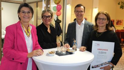Bild: Hirsch
Cornelia Horsch, Elke Reinhart sowie Jürgen und Claudia Donhauser (von links) unterstützen die Initiative "Integration SAD", aus der mittlerweile ein Verein geworden ist.