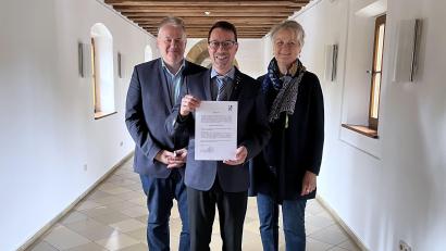 Bild: Christine Hollederer
Markus Lommer (Mitte) wird von Landrat Richard Reisinger und Dr. Maria Rita Sagstetter für weitere fünf Jahre zum Kreisarchivpfleger bestellt.