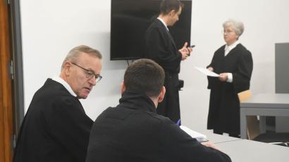 Bild: Gabi Schönberger
Verteidiger Engelbert Schedl aus Weiden mit dem 40-jährigen Angeklagten am Dienstag vor dem Amtsgericht Weiden.