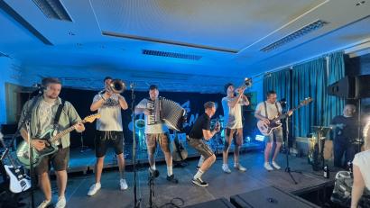 Bild: Markus Hubmann
D'Hundskrippln rocken das Jugendheim in Iber.
