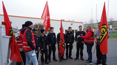 Bild: kaz
Die IG Metall hatte zum Warnstreik aufgerufen. Dem Aufruf waren auch Mitarbeiter bei der Hamm AG in Tirschenreuth gefolgt. Robert Stich (Zweiter von rechts) informierte die Azubis über die Forderungen der Gewerkschaft.