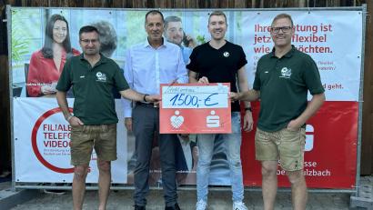 Bild: sak
Die Sparkasse unterstützt mit einer Spende die Arbeiten am Kirwastodl in Schlicht.