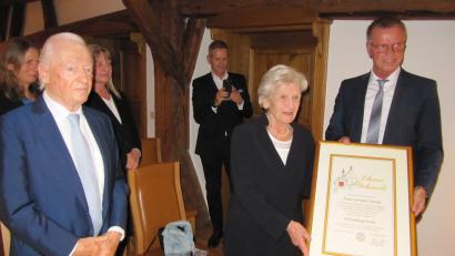 Bild: fg
Bürgermeister Hermann Falk verleiht Gertrud Conrad das Ehrenbürgerrecht der Stadt Hirschau. Mit dabei ihr Mann Klaus Conrad (links) und ihr Sohn Werner (im Hintergrund).