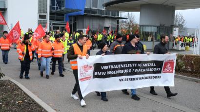 Bild: Hirsch
Warnstreik am Innovationspark in Wackersdorf: 500 Beschäftigte der Firmen BMW und Schnellecke verlassen am Dienstag das Werksgelände, um für mehr Lohn zu streiken.