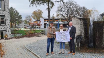 Bild: Brigitte Gschwendtner/fph
Stewog-Geschäftsführer Stefan Büttner, Projektleiterin Daniela Pöhlmann und Oberbürgermeister Oliver Weigel (von links) präsentierten das Gesamtkonzept zur Verschönerung des weitläufigen Marktredwitzer Schulzentrums.