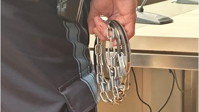 Bild: Stefanie Kraus
Dem Angeklagten wurden noch während der Verhandlung die Fußfesseln abgenommen.