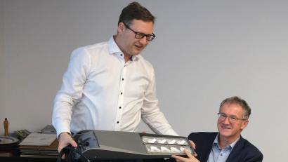 Bild: Hirsch
Kommunalbetreuer Wolfgang Dumm (links) stellt den Gemeinderäten (hier Bürgermeister Franz Grabinger) die neuen Energiesparlampen für die Straßenbeleuchtung vor.