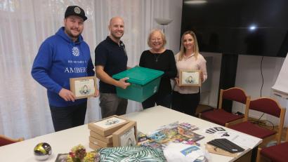 Bild: Hubert Uschald
Besuch von SkF-Gönnern: Club-Schatzmeister Stefan Fuchs und Round-Table-Präsident Andreas Heil übergeben die Geschenke an SkF-Vorsitzende Marianne Gutwein und Sozialpädagogin Melissa Sitorius vom Pflegekinderdienst für den Landkreis Amberg-Sulzbach.