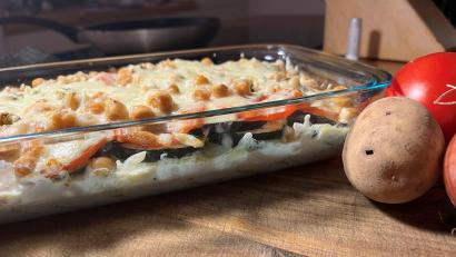 Bild: Michael Schiffer
Für sein Gemüsegratin gibt OWZ-Küchenchef Michael Schiffer zwischen die einzelnen Lagen geriebenen Edamer. Anschließend wird das Gratin mit einer würzigen Soße übergossen und noch einmal mit Käse bestreut. Dann kommt es in den Backofen.
