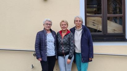 Bild: Elisabeth Brüderer
Das neue Dreierteam freut sich auf den Start im Dorfladen (von links): Hildegard Schwab, Petra Suttner und Maria Berthold.