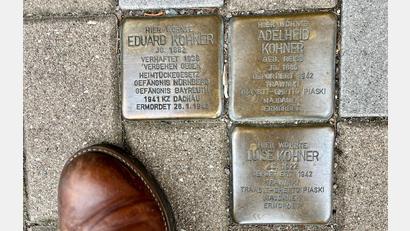 Bild: Gabi Schönberger
Die Stolpersteine in der Frauenrichter Straße 52 in Weiden erinnern an die jüdische Familie Kohner.
