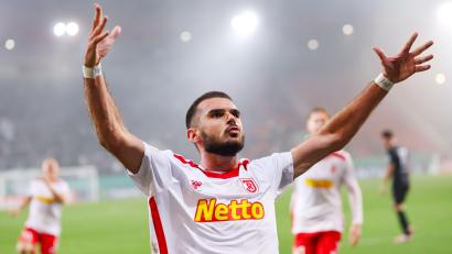Bild: Daniel Löb/dpa
Regensburg. Rasim Bulic von Jahn Regensburg jubelt über seinen Treffer zum 1:0.