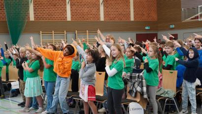 Bild: kaz
Die Mädchen und Buben haben beim "Body Percussion Workshop" in der Mehrzweckhalle Kemnath mächtig Spaß.
