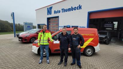 Bild: Feuerwehr Kirchenthumbach
Karl Thumbeck und sein Sohn Julian überreichen die Spende in Höhe von 1000 Euro an Justin Goss.