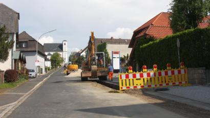 Archivbild: wro
Monatelang prägten Facharbeiter und Baumaschinen das Bild in der Marienstraße in Fuchsmühl. Die Maßnahme Wasserleitungssanierung ist jetzt abgeschlossen.