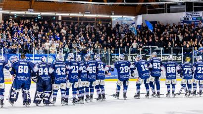 Bild: Tobias Neubert
Nach dem Heimsieg gegen den EC Bad Nauheim ließen sich die Spieler der Blue Devils Weiden von ihren treuen Fans feiern.