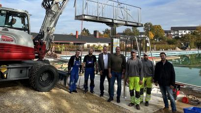 Bild: Stefanie Gradl
Bürgermeister Hans-Martin Schertl und Bauamtsleiter Stefan Ertl begutachten mit Matthias Härtl und den Bademeistern Gerhard Schertl und Albert Friedrich (von rechts) die neue Sprunganlage im Vilsecker Freibad.