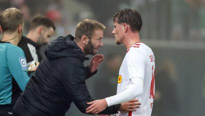 Bild: Daniel Löb/dpa
Interims-Trainer Andreas Patz (links) von Jahn Regensburg gibt Christian Viet Anweisungen. Bleibt der Thüringer als Cheftrainer?