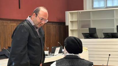 Bild: Stefanie Kraus
Die Ehefrau des Angeklagten (sitzend) sagte vor dem Landgericht Amberg aus. Vertreten wird sie von Rechtsanwalt Jörg Jendricke.