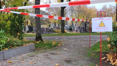 Bild: Stadt Weiden/exb
Die Stadt Weiden sperrt am Stadt- und Waldfriedhof einige Bereiche. Der Grund: Es besteht Einsturzgefahr.