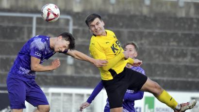 Bild: Hubert Ziegler
Ludwig Richthammer (rechts, Szene aus dem Spiel gegen Kareth) und der FC Amberg empfangen am Donnerstagabend den TB Roding.