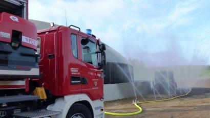 Bild: jp
Eine Wasserwand aus den Druckdüsenschläuchen eines Spezialfahrzeug der Feuerwehr Lauterhofen verhindert den Gasaustritt aus der Biogasanlage.