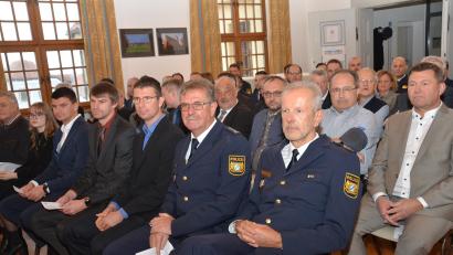 Bild: dob
Bei einem außergewöhnlichen Festakt im Vohenstraußer Rathaussaal mit Polizeipräsident Thomas Schöniger als Hauptredner wurde Erster Polizeihauptkommissar Martin Zehent (vorne Zweiter von rechts) als Dienststellenleiter in den Ruhestand verabschiedet.