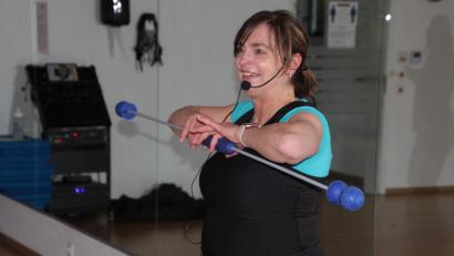 Bild: kro
Fitness-Trainerin Bettina Lindner setzt den Schwingstab auch in ihren Kursen ein.