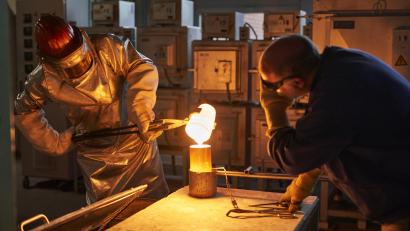Archivbild: Schott/exb
Schott-Mitarbeiter bei einem Laborversuch zum Schmelzen von Glas. Am Standort Mitterteich müssen sich die Beschäftigten wieder auf Kurzarbeit einstellen.