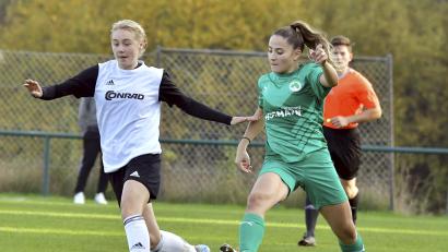 Bild: Hubert Ziegler
Matilda Lacher (links, Szene aus dem Heimspiel gegen Greuther Fürth) und der TSV Theuern müssen am Samstag beim TuS Bad Aibling antreten.