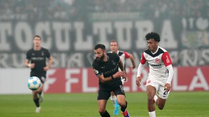Bild: Thomas Frey/dpa
Nathaniel Brown (rechts) am Mittwochabend im Pokalspiel gegen Franck Honorat und Borussia Mönchengladbach.