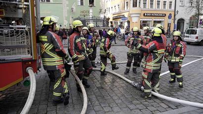 Symbolbild: Alexander Unger
Die Berufsfeuerwehr Regensburg rückte zu einer "Rauchentwicklung im Gebäude" aus.
