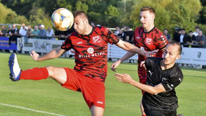 Archivbild: Hubert Ziegler
Hart umkämpft war das Hinrundenduell zwischen dem SV Schmidmühlen (links Spielertrainer Alexander Greger, hinten Josef Nießl) und dem 1. FC Rieden (rechts Florian Holfelder). Am Ende gab es ein 2:2-Unentschieden.
