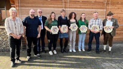 Bild: Stephanie Winter
Die Landkreismeister der Sportschützen werden ausgezeichnet (von links): Werner Fischer, Turnierleiter Matthias Schmidt, stellvertretender Landrat Franz Mädler, Vanessa Breit, Katrin Lauren, Johanna Tröster, Lena Hofmann, Johann Strobl (stellvertretend für Johannes Sperber) und Klaus-Peter Georgi.