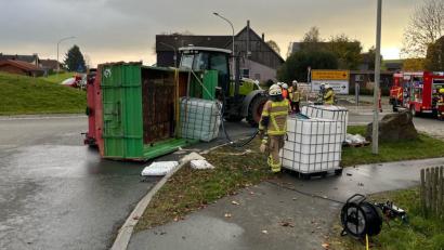 Bild: Polizei Hof
Der Anhänger eines Traktorgespanns kippte in einem Kreisverkehr bei Hof um. Zahlreiche Einsatzkräfte der Feuerwehr waren vor Ort.