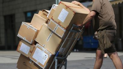 Symbolbild: Oliver Berg/dpa
Mehrfach besuchten Paketdienste einen Amberger, der nach seinen Angaben nichts bestellt hat.