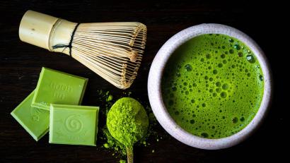 Bild: Sina Schuldt/dpa
Grün leuchtender Matcha erlebt derzeit einen Hype.