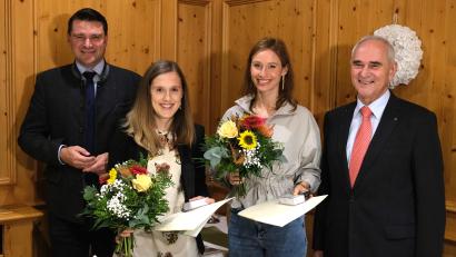 Bild: Hirsch
Vorsitzender Alois Hagl (rechts) und Landrat Thomas Ebeling (links) ernannten Carolin Brunner (Zweite von links) und Miriam Ferstl (Zweite von rechts) zu neuen Botschafterinnen des Landkreises und überreichten ihnen die "Insignien".