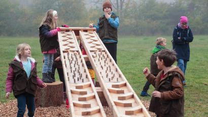 Bild: Wolfgang Steinbacher
Die Kinder nehmen die neue Kugelbahn im Naturpark Hirschwald begeistert in Beschlag.