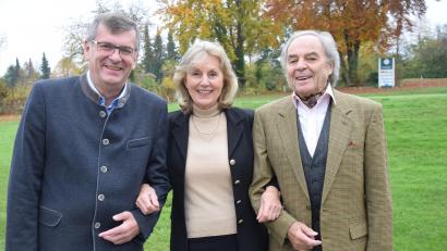 Bild: bö
Heinke Peller feiert 80. Geburtstag, wozu ihr unter anderem Bürgermeister Peter Braun (links) und Ehemann Ronny Peller gratulieren.