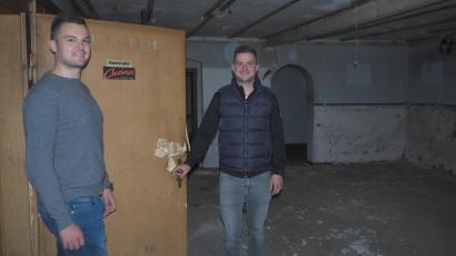 Bild: bl
Noch sieht es ziemlich desolat aus in der früheren Gaststube des "Goldenen Löwen". Die neuen Investoren Philipp (links) und Felix Stilp schreckt das nicht.